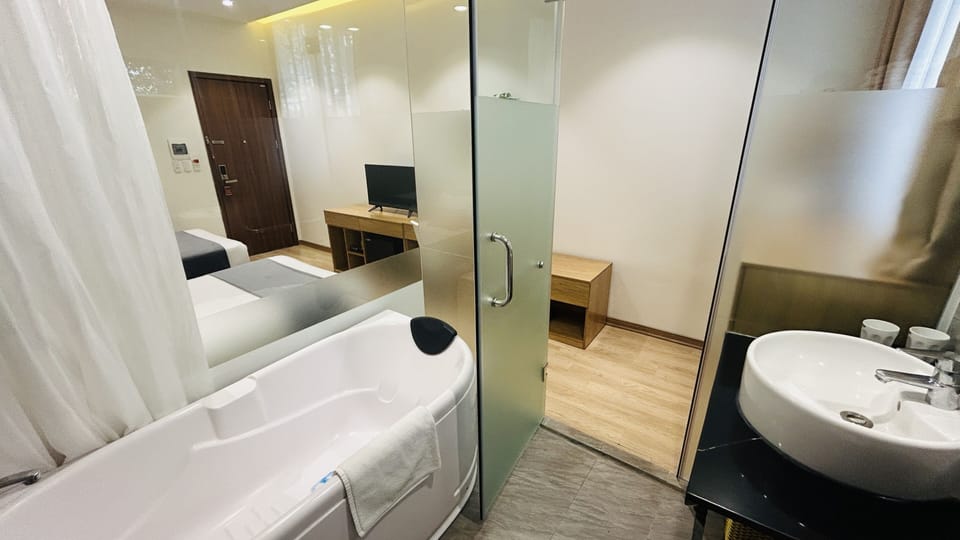 Deluxe Double Room | Bathroom | Shower, free toiletries, towels