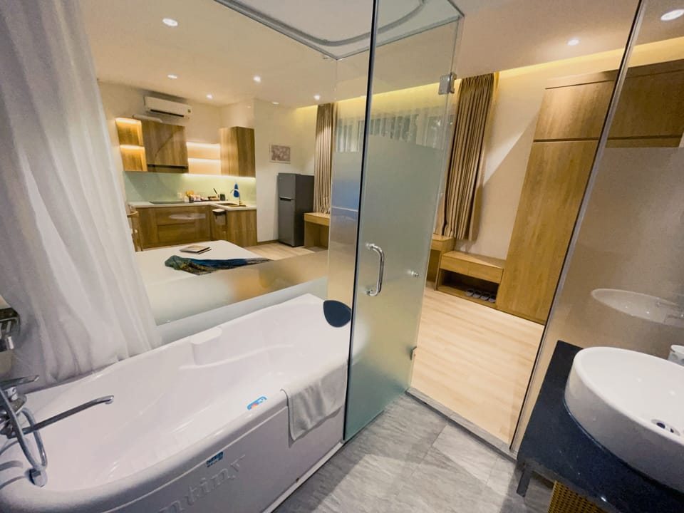 Superior Studio | Bathroom | Shower, free toiletries, towels