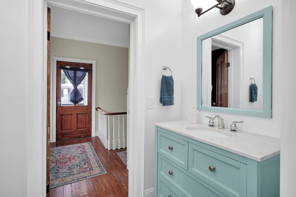 Bathroom 4 (upstairs)