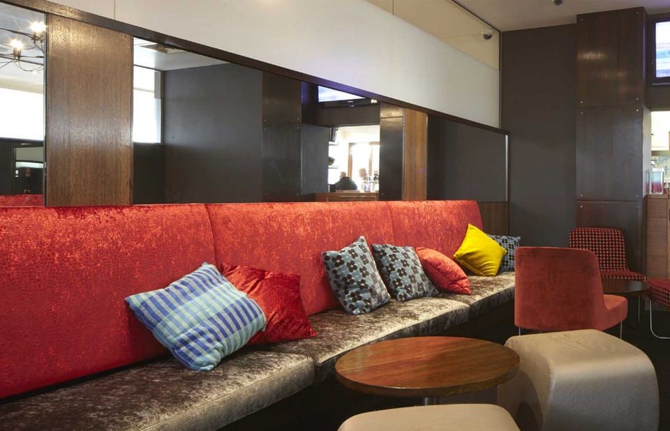3 bars/lounges