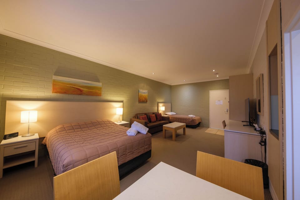 Standard Room, Non Smoking (Queen, Single & Foldout) | Desk, WiFi (free), bed sheets