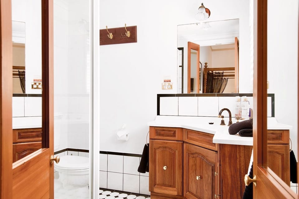 Deluxe Room (Newton) | Bathroom | Shower, free toiletries, towels