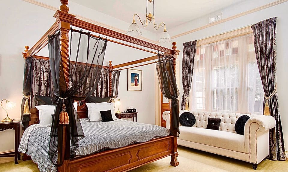 Deluxe Room (Newton) | In-room safe, laptop workspace, soundproofing, free WiFi