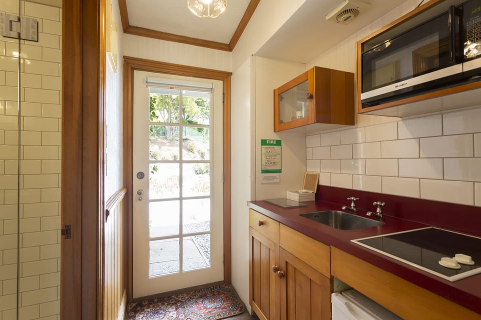 Standard Studio, Non Smoking, Kitchenette | Private kitchen | Coffee/tea maker, fridge, microwave, stovetop