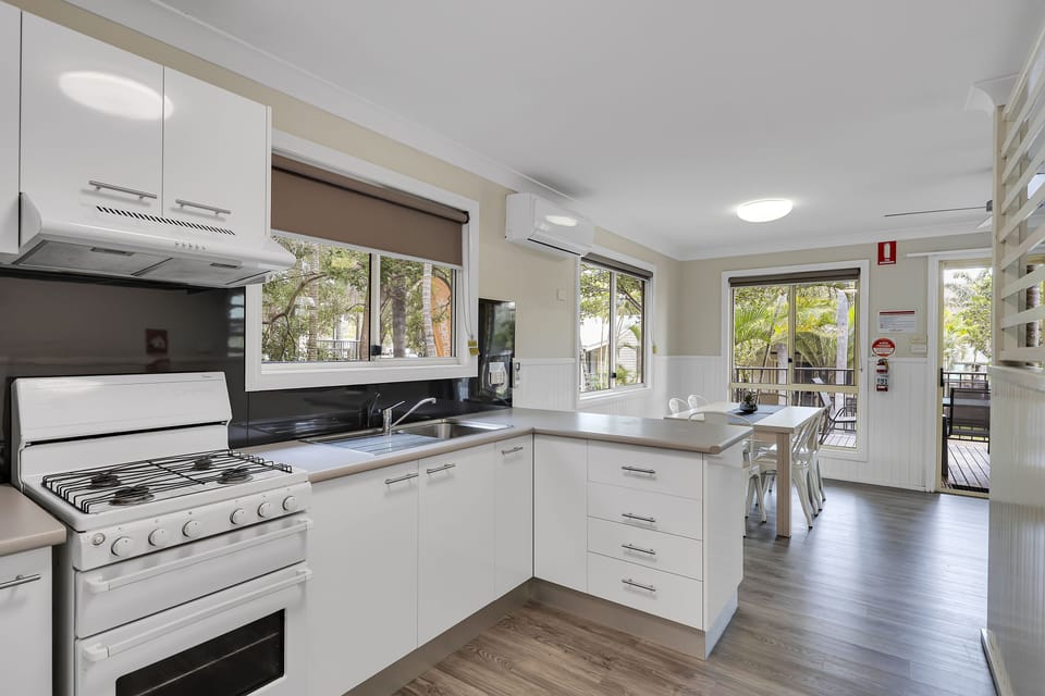 Spa Cabin | Private kitchenette | Coffee/tea maker, microwave, stovetop, cookware/dishes/utensils
