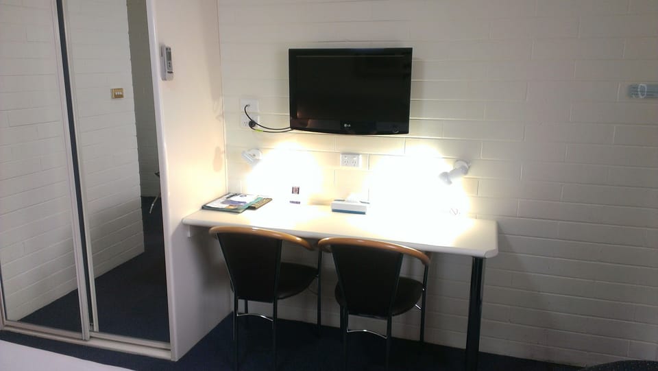 Queen Room | In-room business center