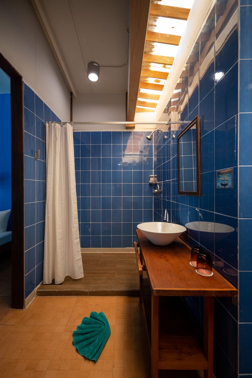 Stage 1 King | Bathroom | Shower, free toiletries, towels
