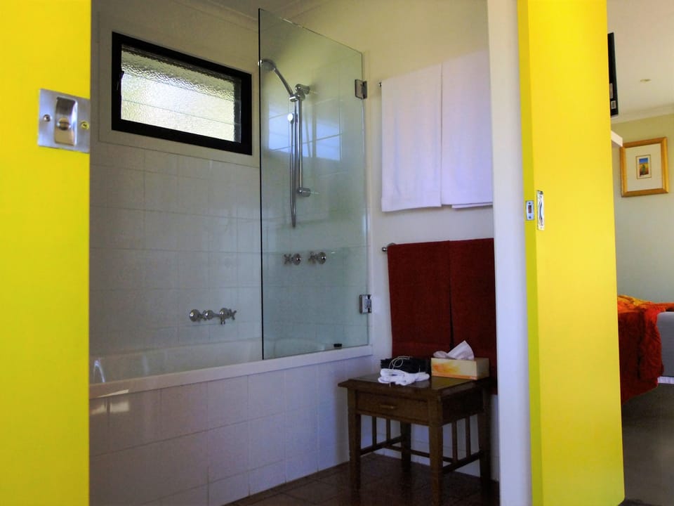 Deep soaking bathtub