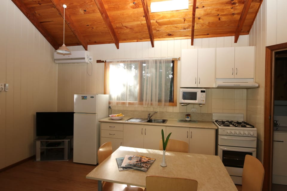 Standard Suite, 2 Bedrooms, Non Smoking, Kitchen (Homestead Room only) | In-room dining