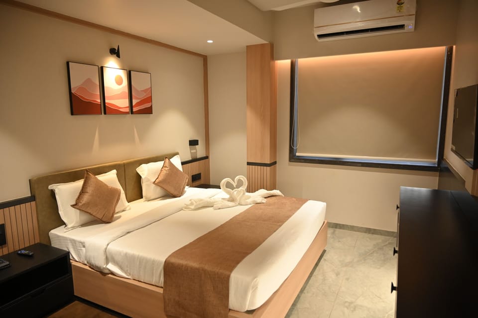 Business Double Room | Living area | TV