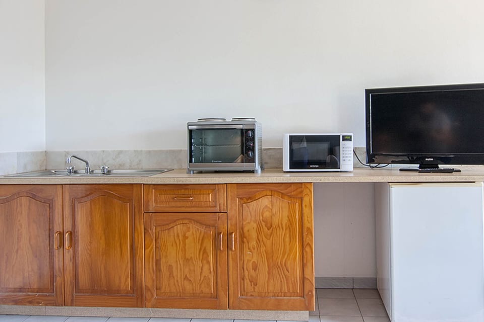 Fridge, coffee/tea maker, electric kettle