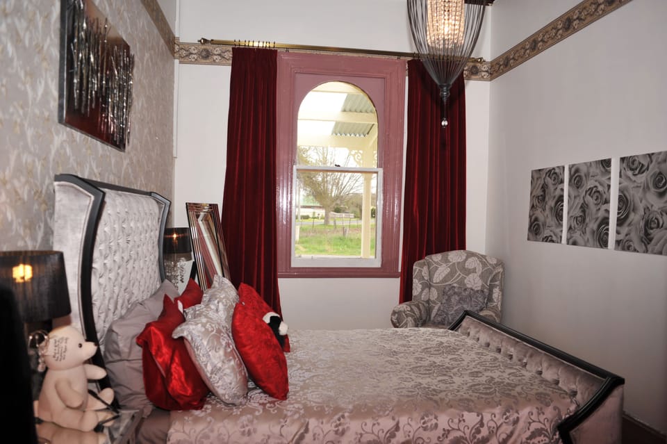 Chandelier Suite | 1 bedroom, free WiFi, bed sheets