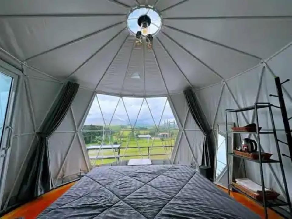 Private Dome | Desk, free WiFi