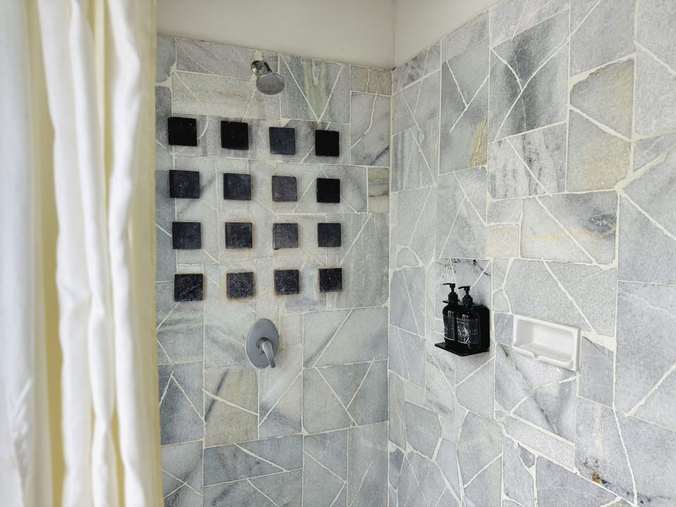 Haringin Villa Double | Bathroom | Shower, free toiletries, towels