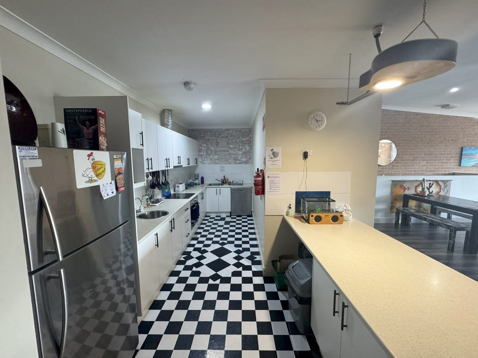 Dishwasher, cookware/dishes/utensils, paper towels