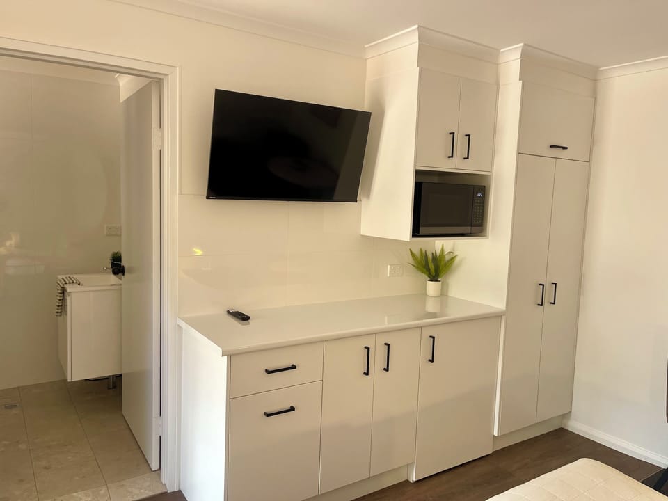 Queen Room | In-room safe, iron/ironing board, WiFi (free), bed sheets