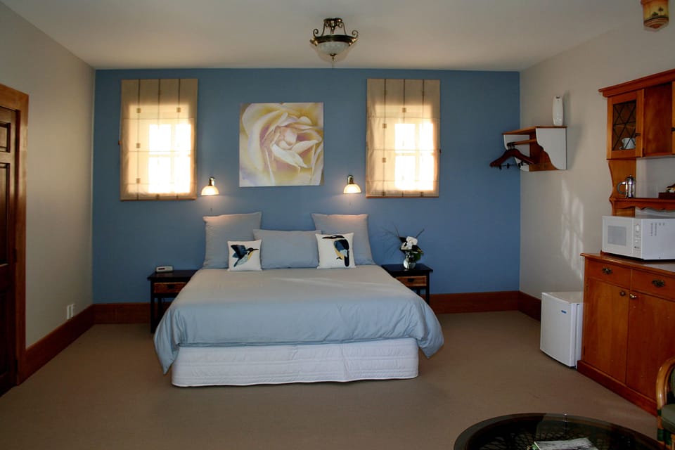 Standard Studio, Non Smoking, Kitchenette (Kingfisher Suite) | Soundproofing, iron/ironing board, cribs/infant beds, rollaway beds