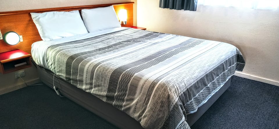Standard Room, 1 Queen Bed | Iron/ironing board, free WiFi, bed sheets