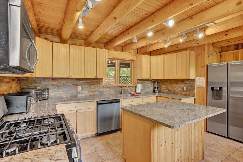 Fully Equipped Kitchen with Modern Appliances