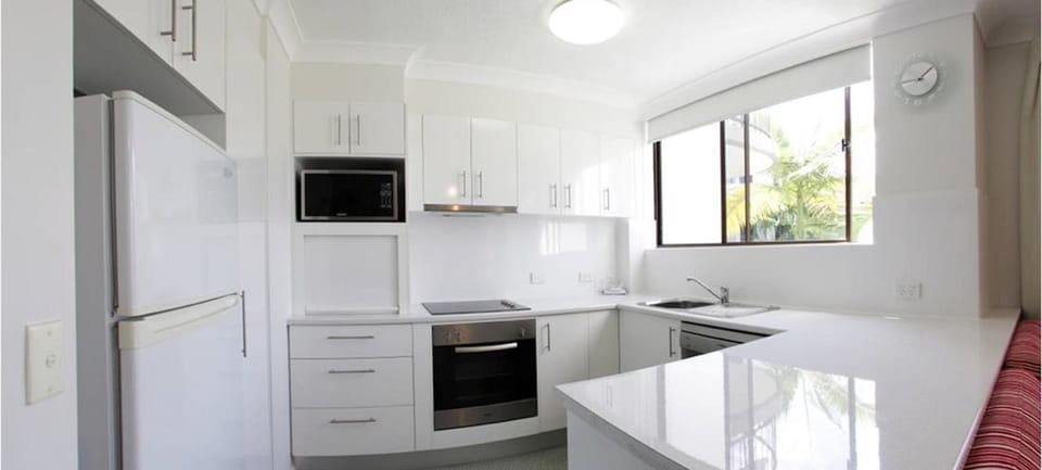 Full-size fridge, microwave, oven, stovetop