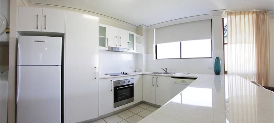 Full-size fridge, microwave, oven, stovetop