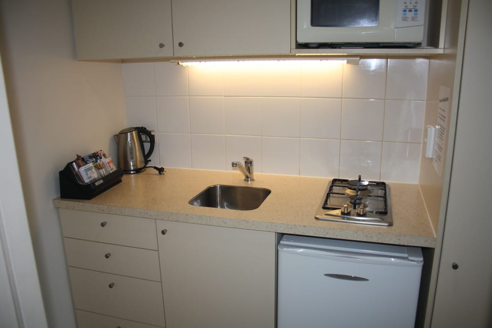 Coffee/tea maker, full-size fridge, microwave, electric kettle
