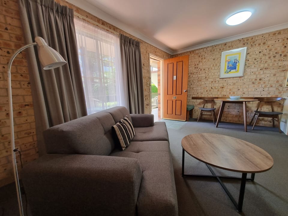 Executive Room, 1 Queen Bed, Jetted Tub, Garden Area (Deluxe Spa Suite) | Living area | 24-inch flat-screen TV with cable channels, TV
