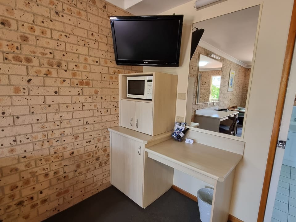 Executive Room, 1 Queen Bed, Jetted Tub, Garden Area (Deluxe Spa Suite) | In-room dining