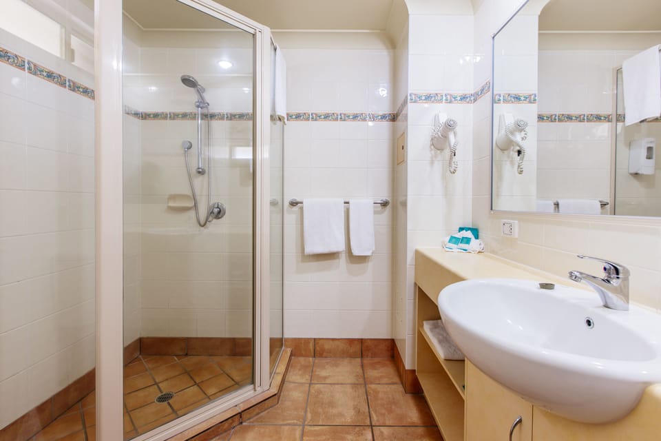 Shower, free toiletries, towels
