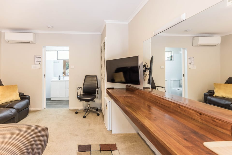 King Suite | Soundproofing, free WiFi, bed sheets