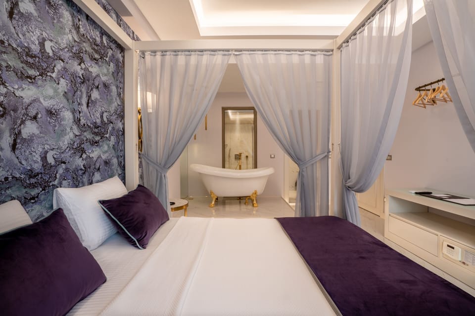 Superior Room, 1 Queen Bed, Accessible, Non Smoking | Desk, laptop workspace, WiFi (free), bed sheets