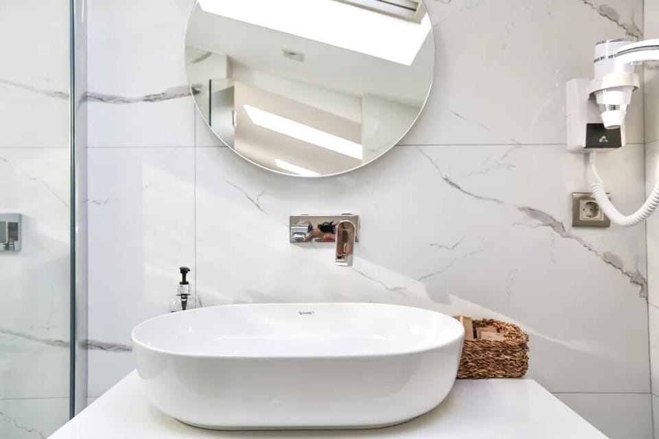 Economy Room | Bathroom | Shower, hair dryer, towels, soap