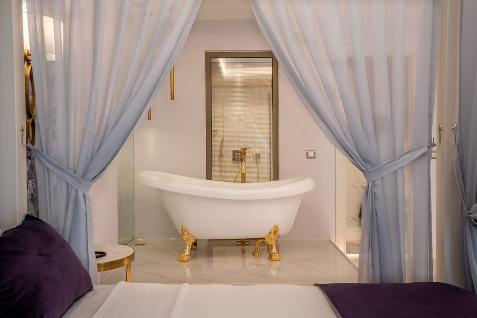 Superior Room, 1 Queen Bed, Accessible, Non Smoking | Desk, laptop workspace, WiFi (free), bed sheets