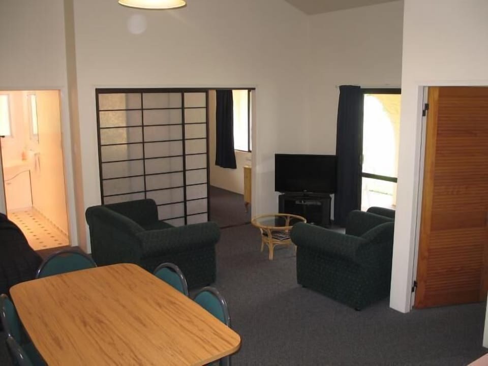 Large 2 Bedroom Unit | Living area | 42-inch flat-screen TV with cable channels, TV, DVD player