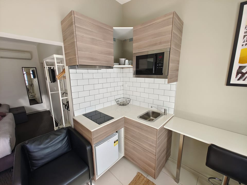 Studio with Queen and Single | Private kitchen | Fridge, microwave, coffee/tea maker