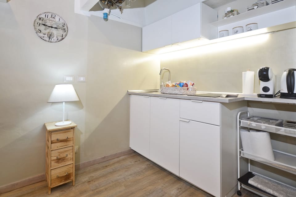 Standard Apartment, Multiple Bedrooms (Casina Di Giada) | Private kitchen | Fridge, microwave, oven, stovetop