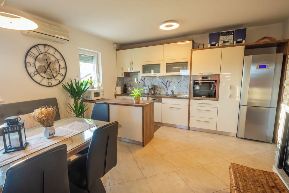 Comfort House | Private kitchen | Full-size fridge, microwave, oven, stovetop
