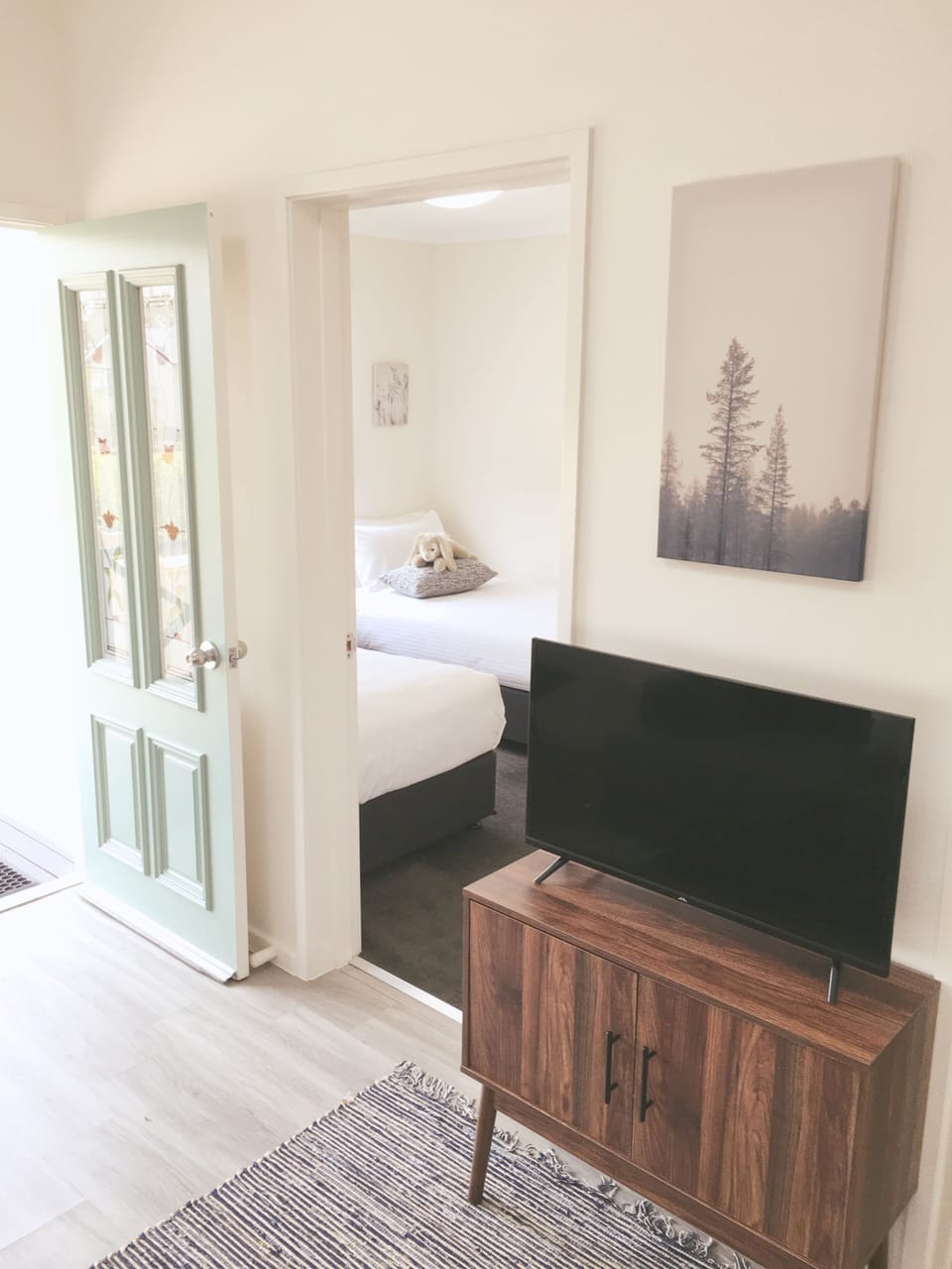 Renovated Hometown Cabin (Sleeps 4) | Living room | TV