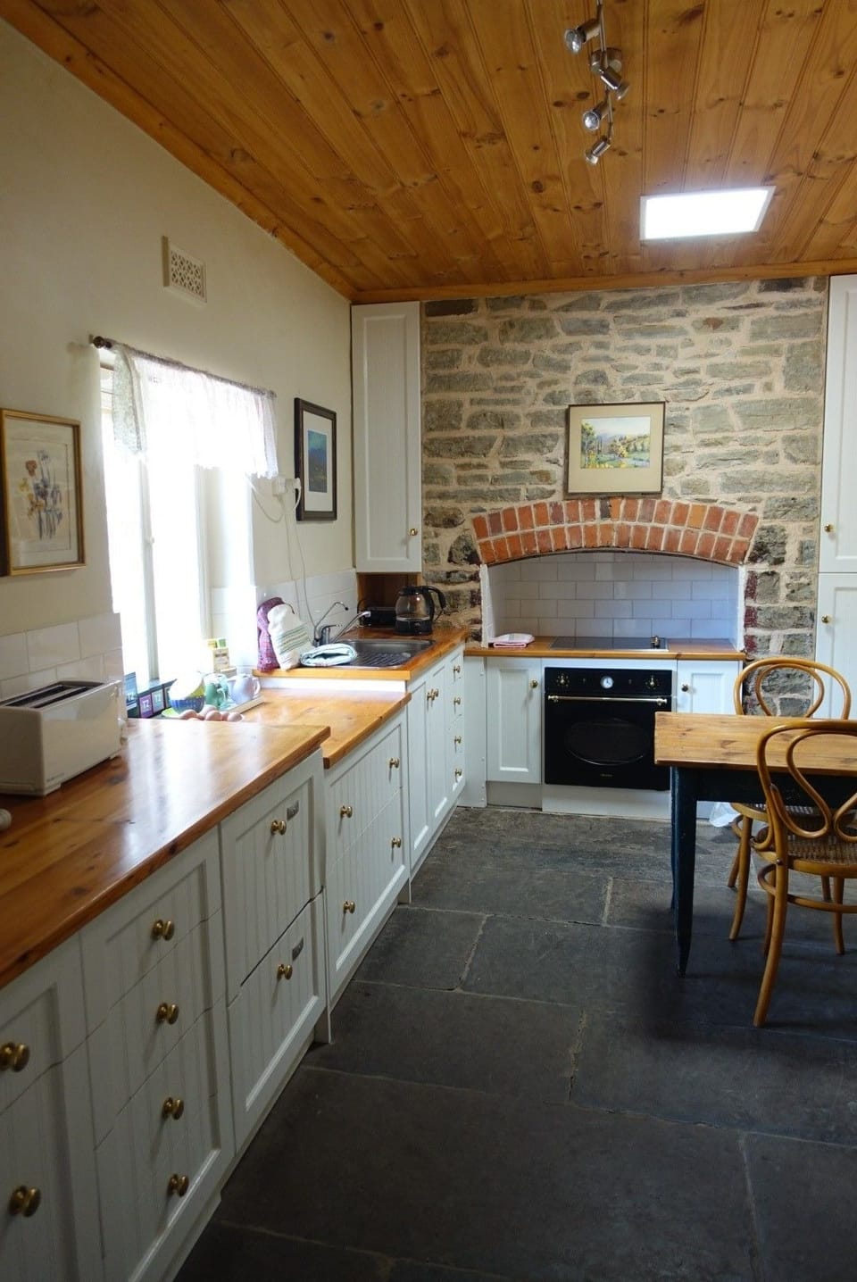Romantic Cottage, 3 Bedrooms, Garden View, Garden Area | Private kitchen | Fridge, microwave, stovetop, coffee/tea maker