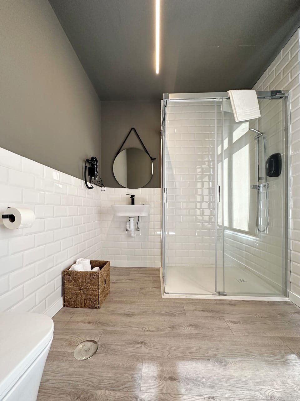 Superior Double Room | Bathroom | Shower, free toiletries, hair dryer, towels