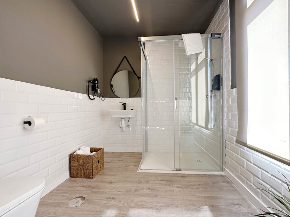 Superior Double Room | Bathroom | Shower, free toiletries, hair dryer, towels
