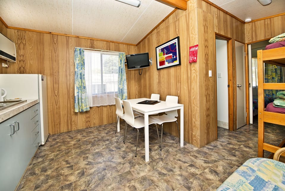 Standard Suite, 1 Bedroom, Non Smoking, Kitchen (Ensuite Cabin) | In-room dining
