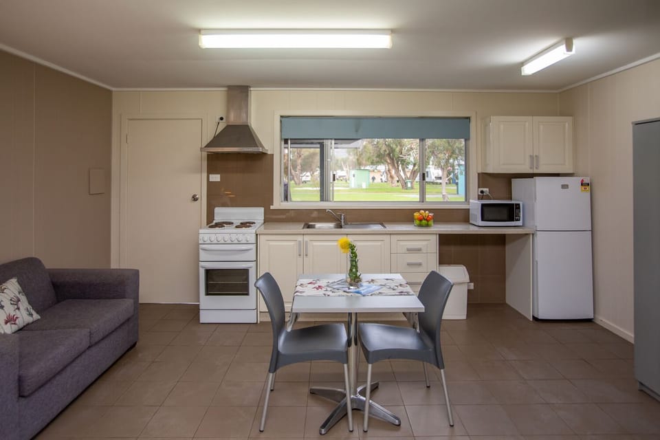 Studio Cabin | Private kitchen | Fridge, microwave, stovetop, electric kettle