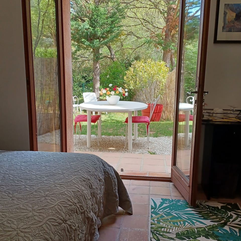 Superior Double Room, Pets Allowed, Garden View | Hypo-allergenic bedding, free minibar items, laptop workspace, free WiFi