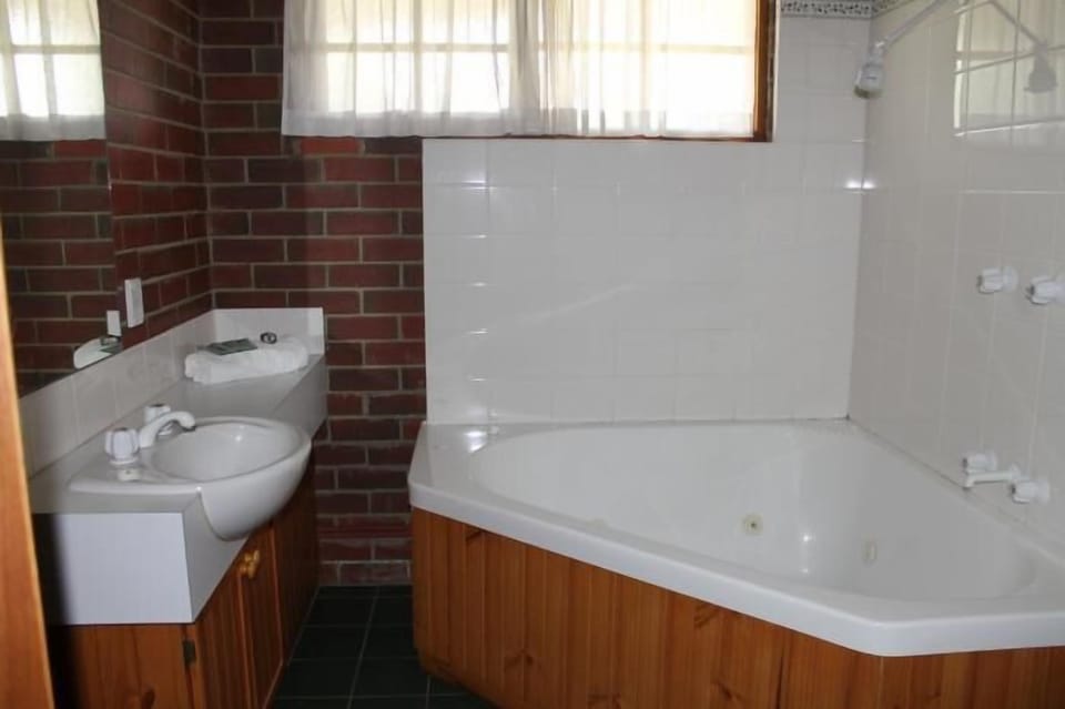 Deluxe Spa Room | Bathroom | Hair dryer, towels