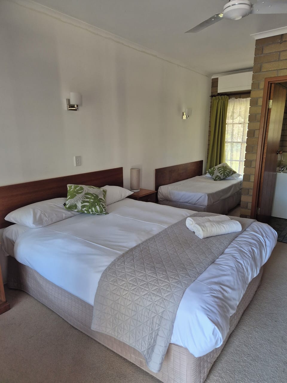 Standard Room | Minibar, iron/ironing board, bed sheets