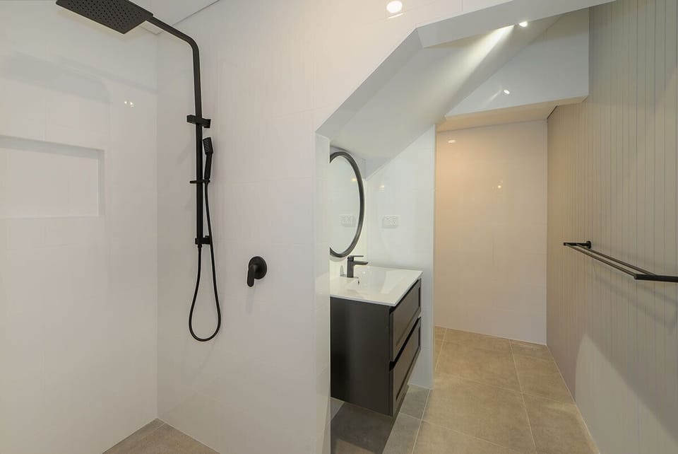 Guesthouse | Bathroom | Free toiletries, hair dryer, towels
