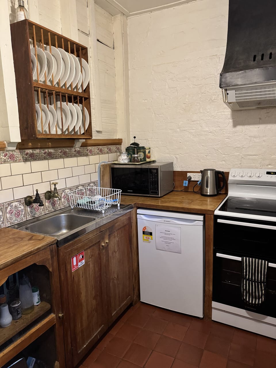 Coachman Historic Cottage | Private kitchen | Fridge, microwave, oven, stovetop