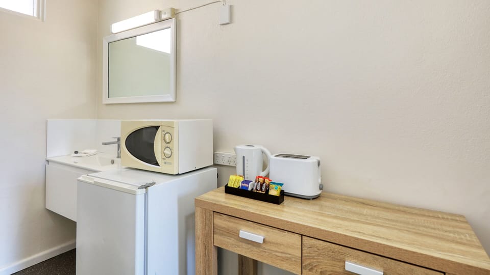 Double Twin Room | Desk, iron/ironing board, WiFi (free), bed sheets