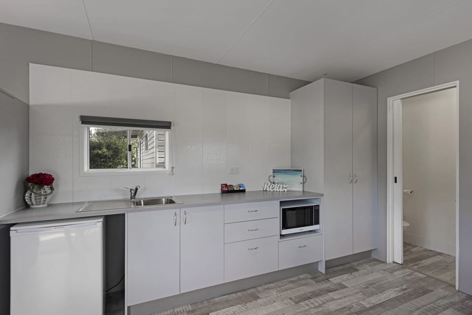 Economy Studio Cabin | Private kitchen | Coffee/tea maker, fridge, microwave (on request), stovetop